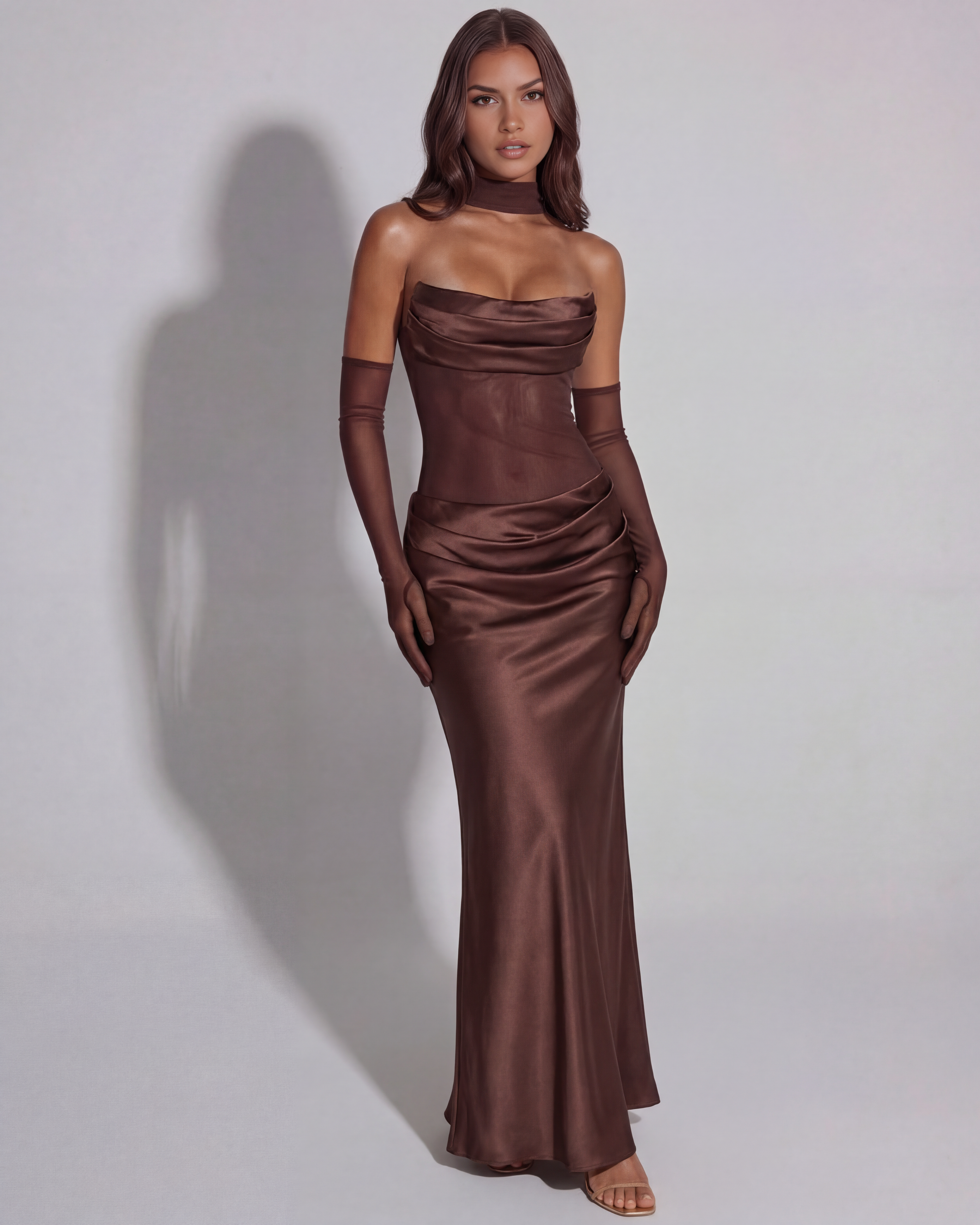 Vestido largo satinado con escote drapeado