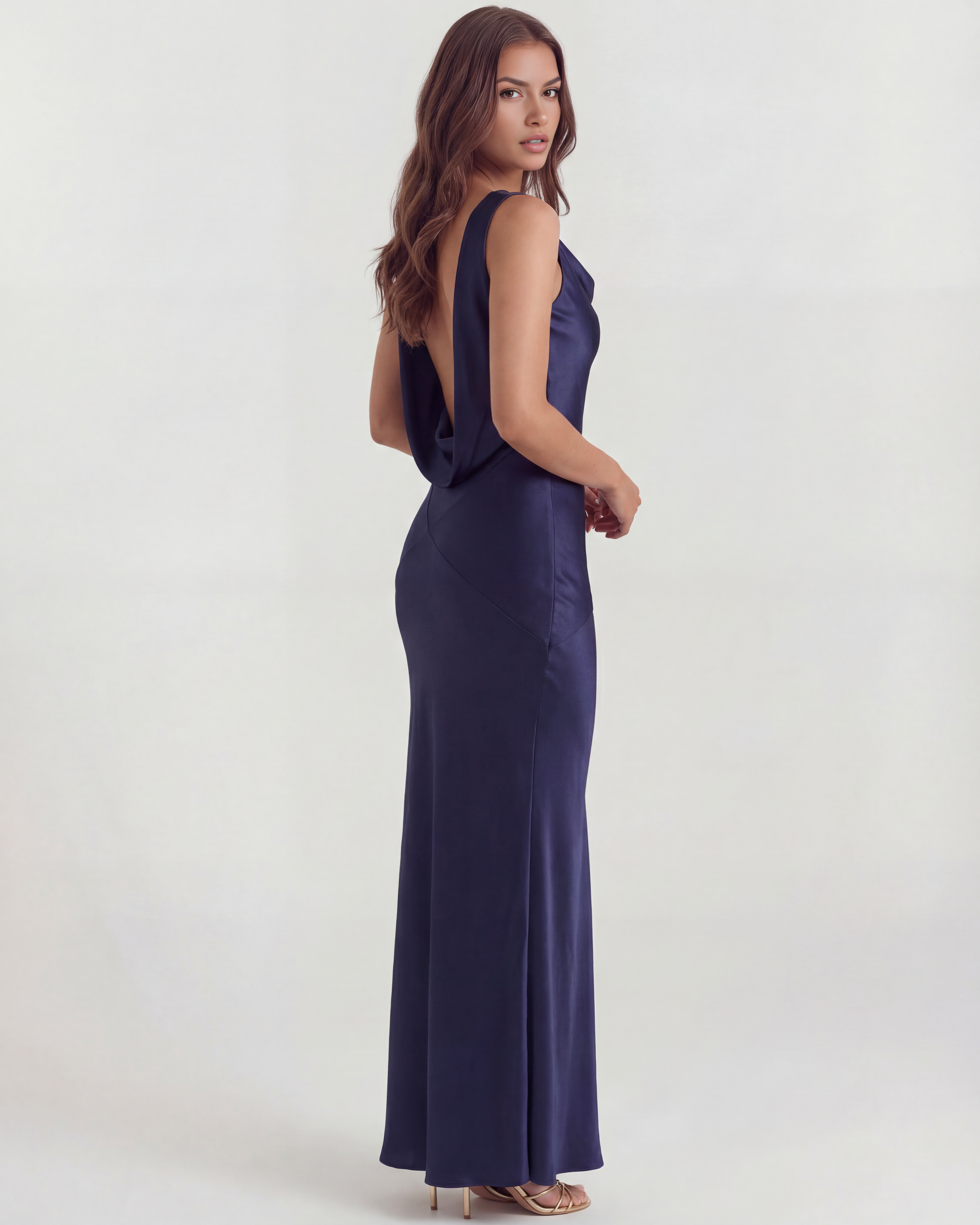 Vestido largo satinado con escote drapeado