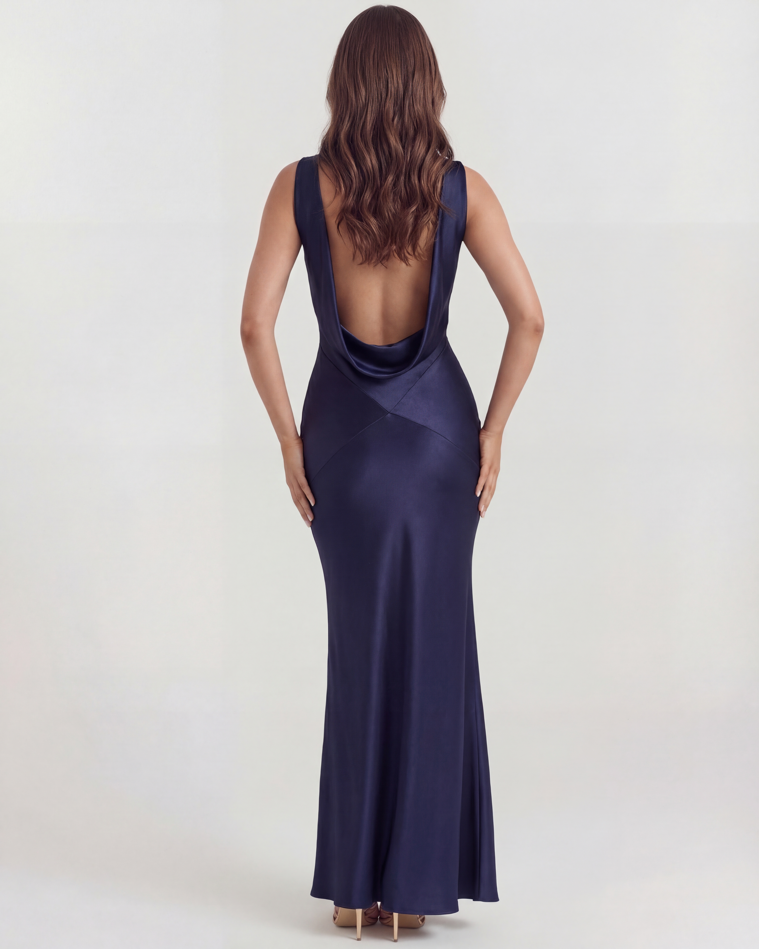 Vestido largo satinado con escote drapeado