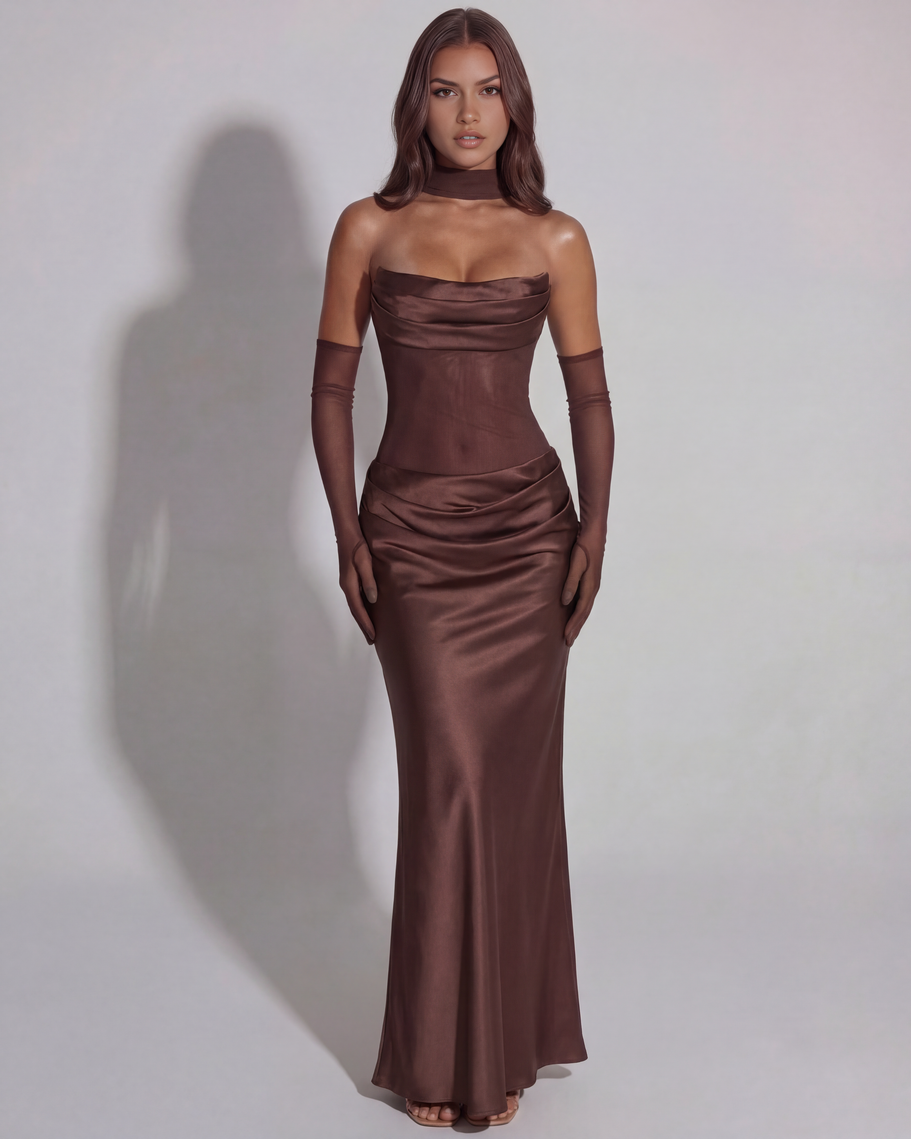 Vestido largo satinado con escote drapeado