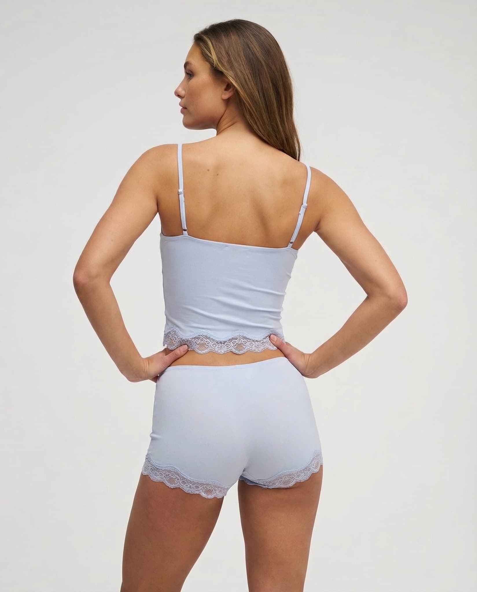 Conjunto lencero suave con encaje