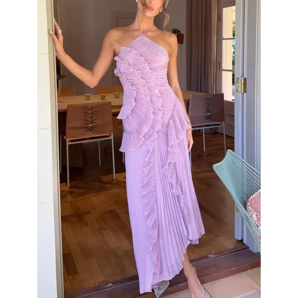 Vestido plisado con detalle de volantes