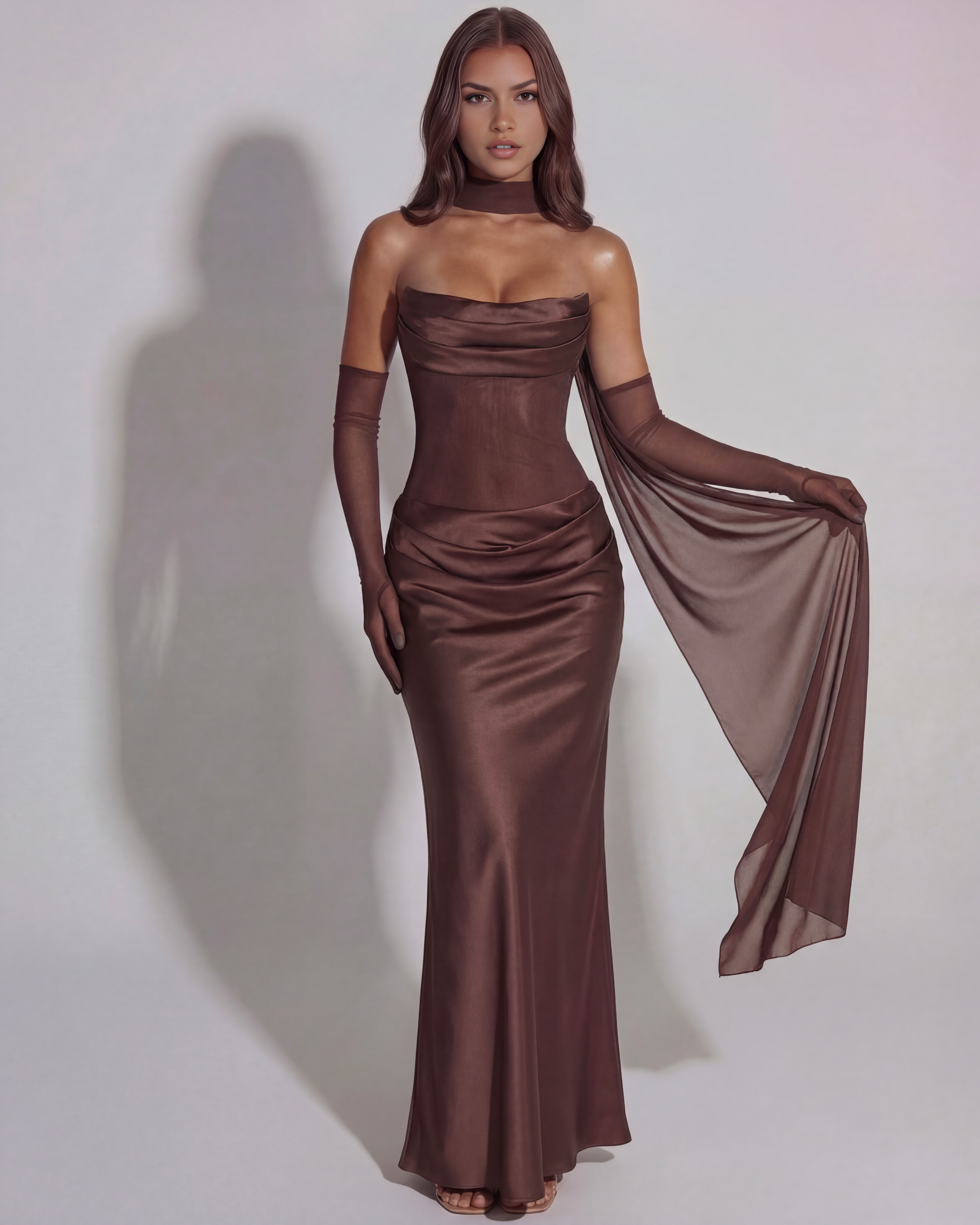 Vestido largo satinado con escote drapeado