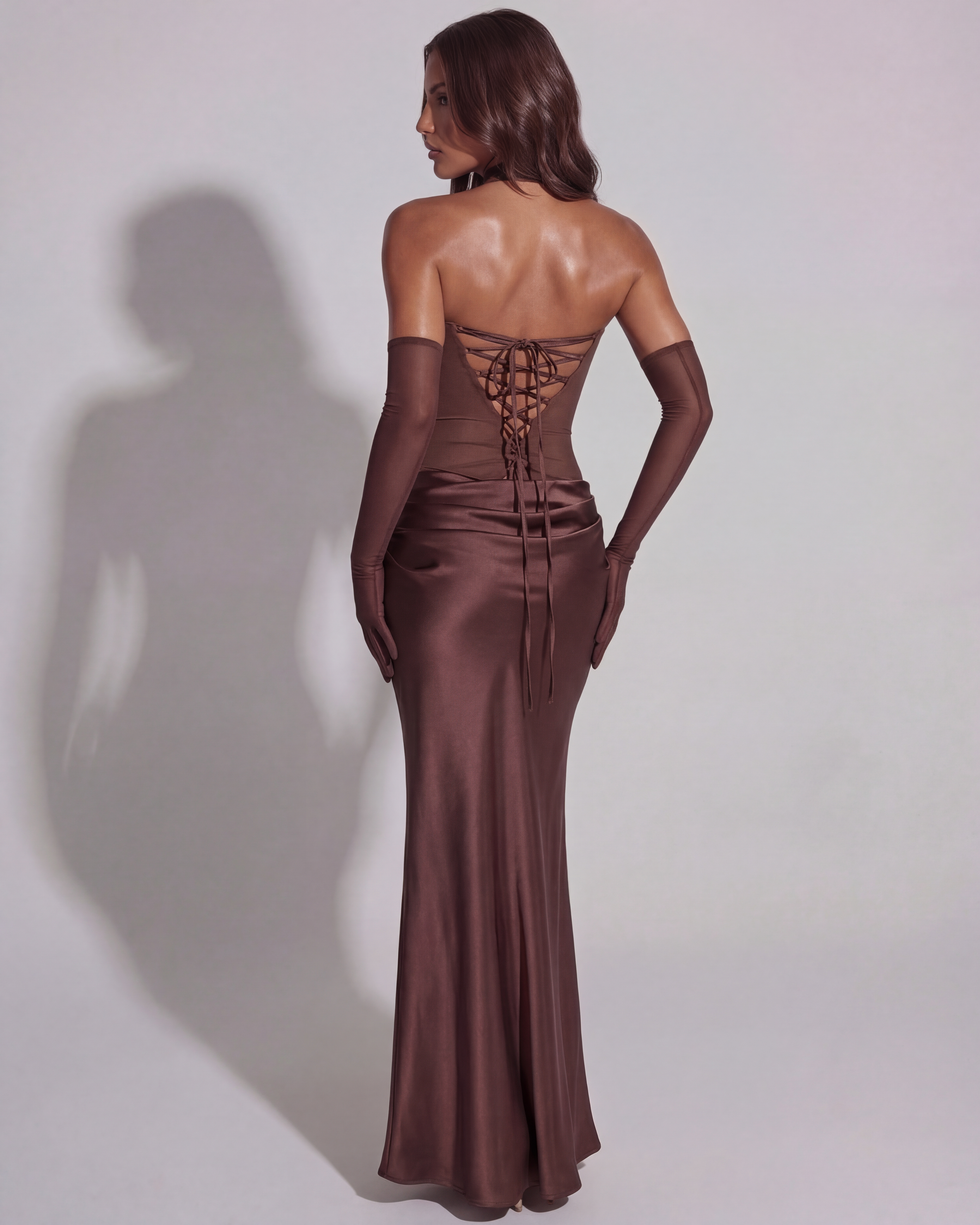 Vestido largo satinado con escote drapeado