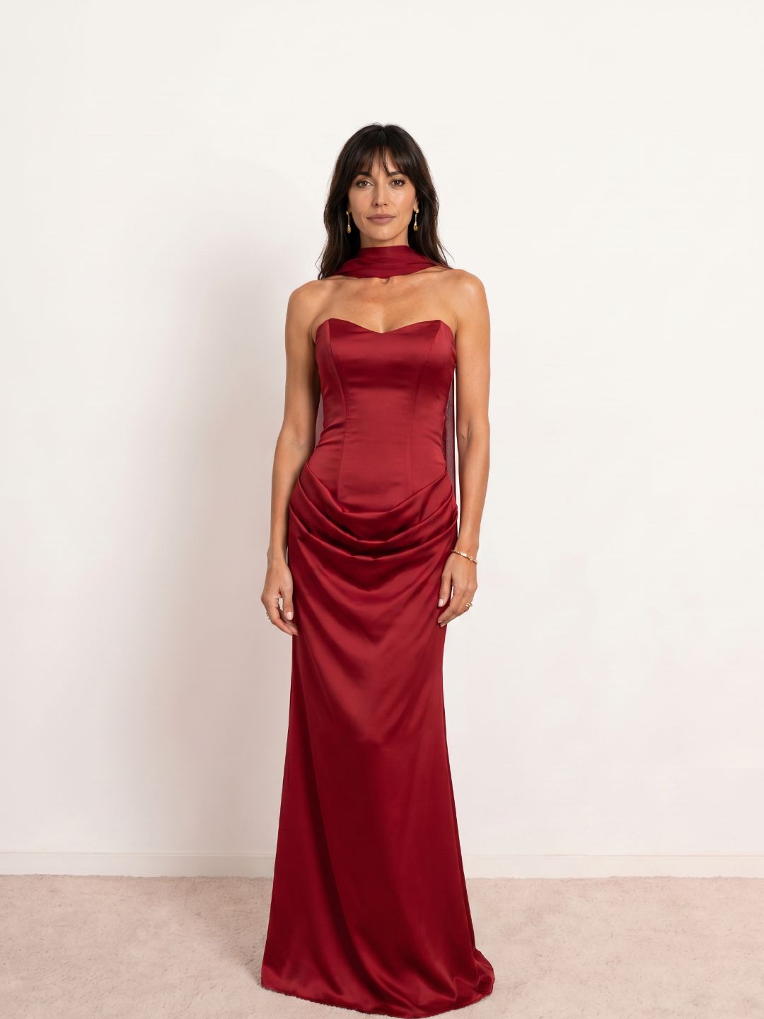 Vestido satinado drapeado escote corazón
