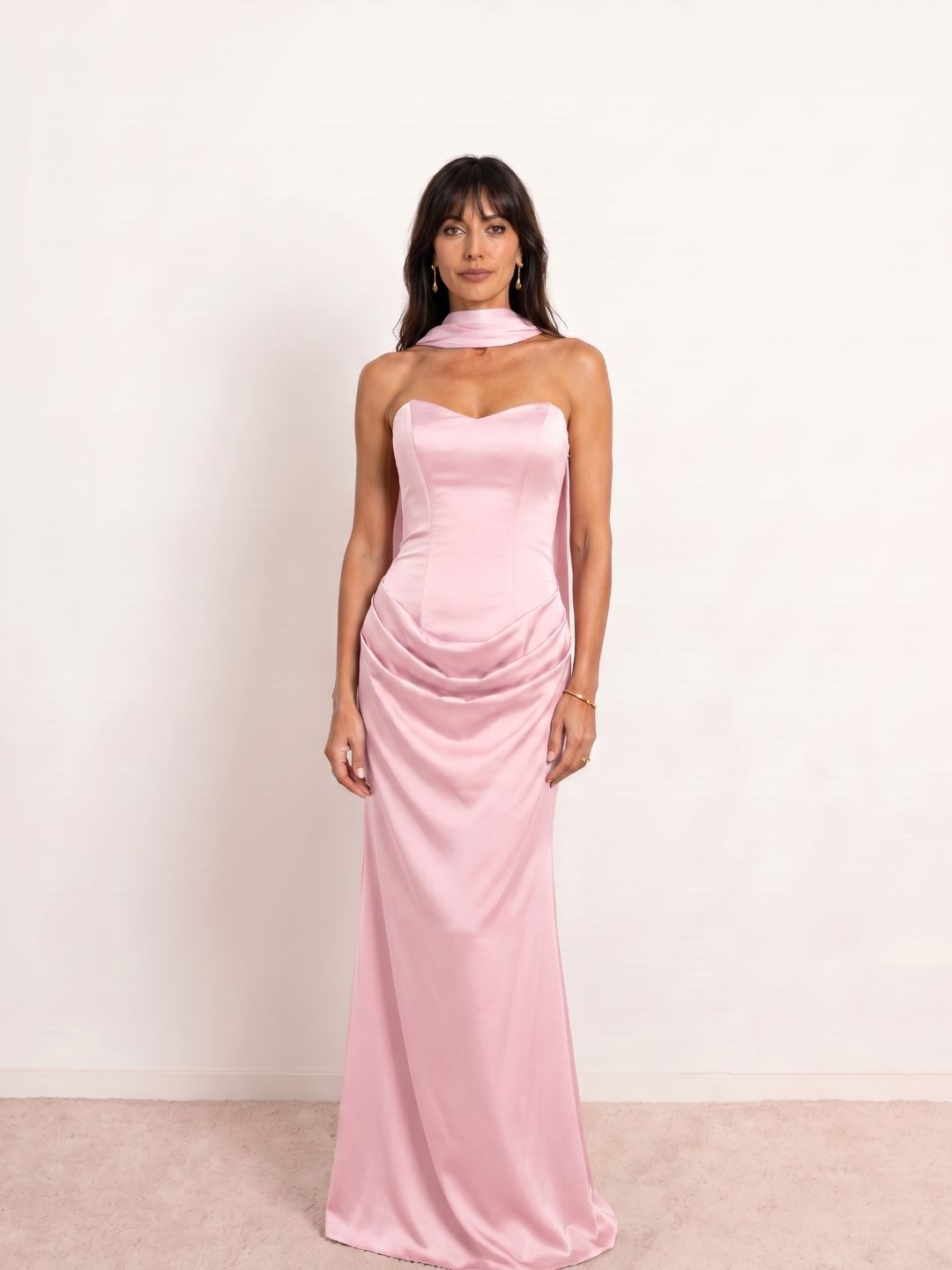 Vestido satinado drapeado escote corazón
