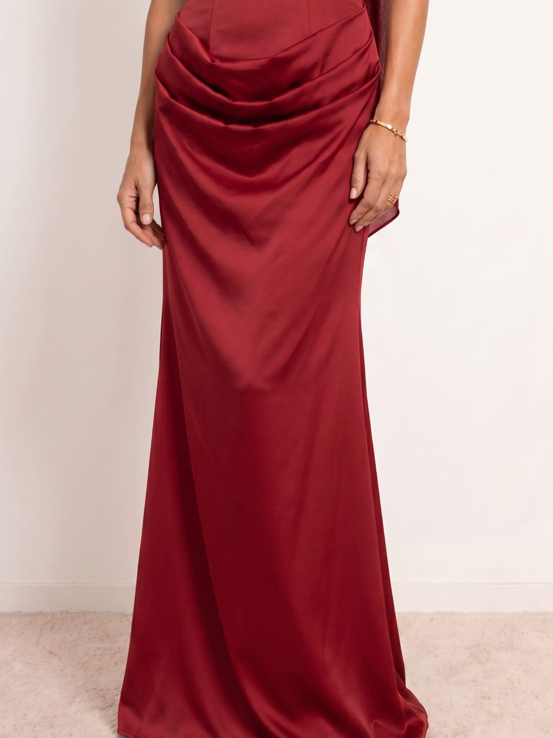 Vestido satinado drapeado escote corazón