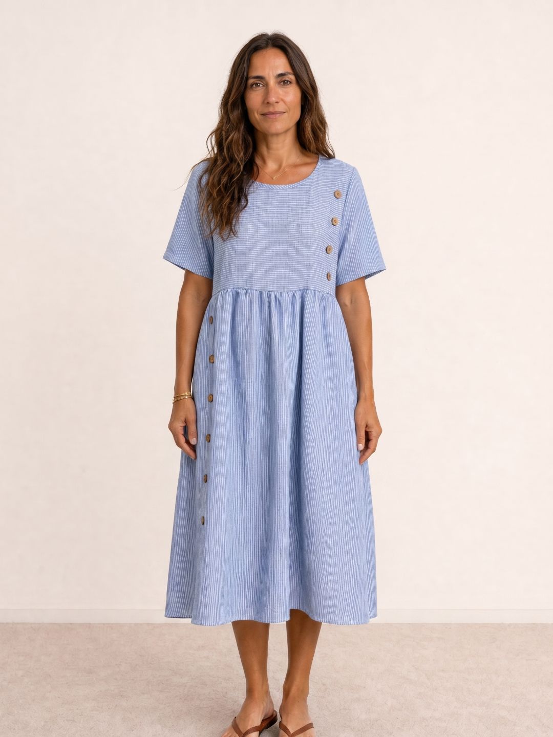 Vestido midi fluido con botones