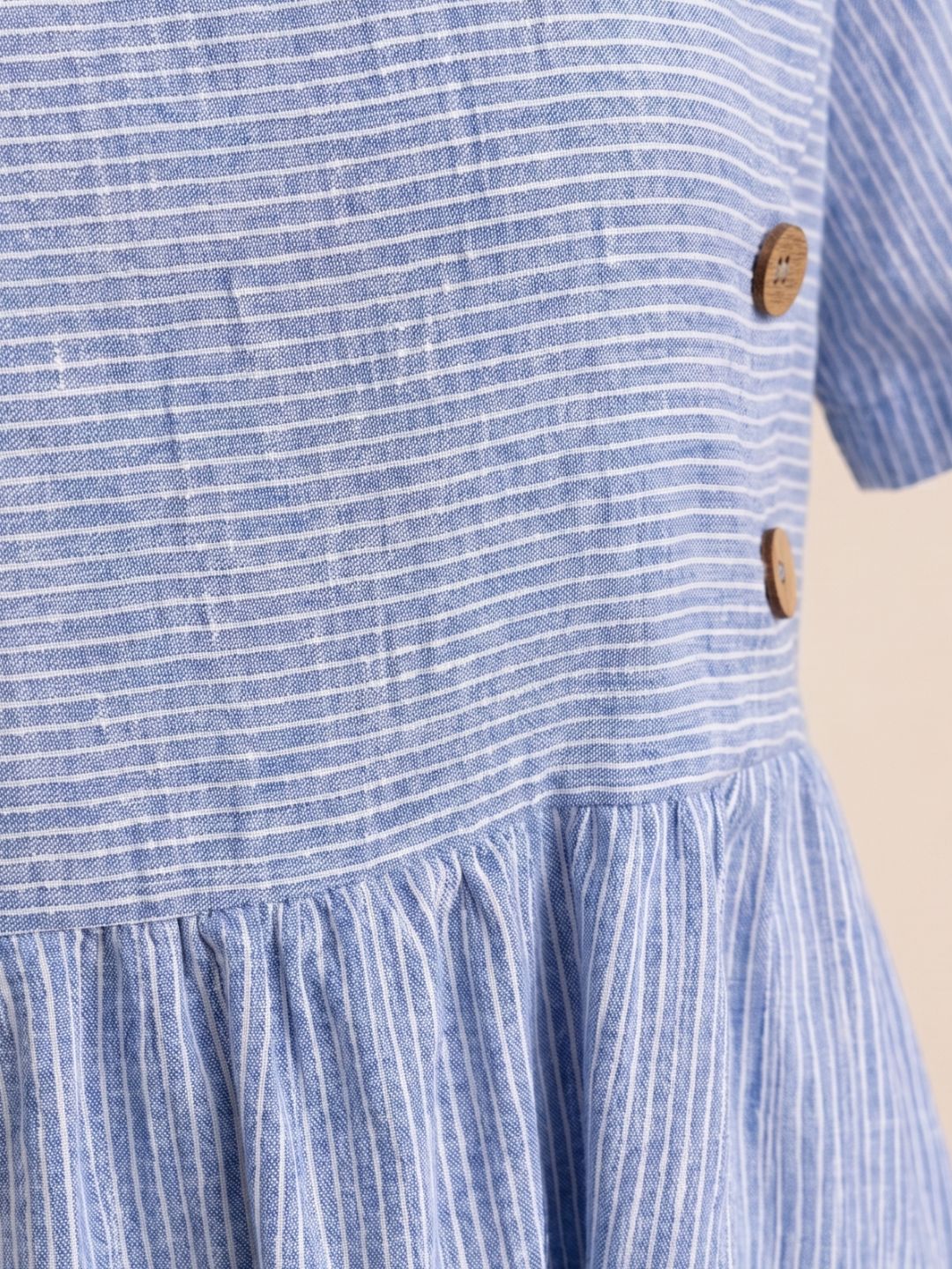 Vestido midi fluido con botones