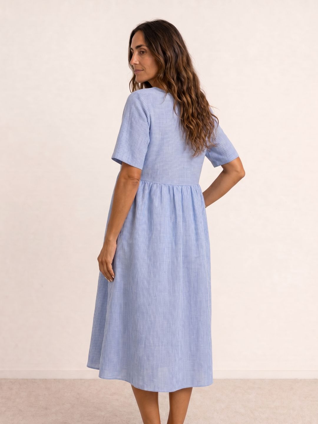 Vestido midi fluido con botones