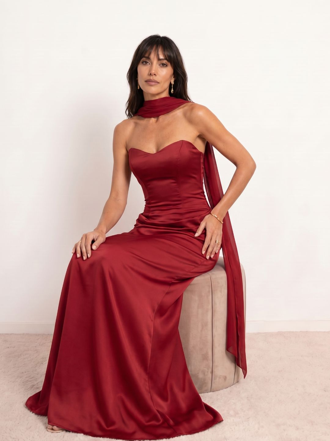 Vestido satinado drapeado escote corazón