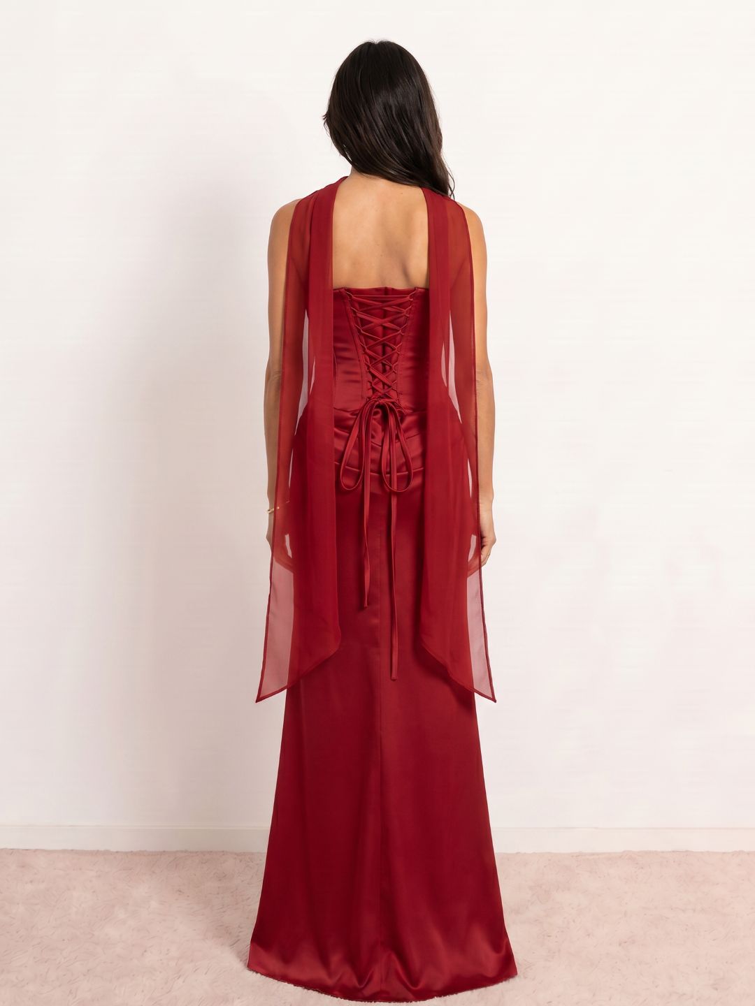 Vestido satinado drapeado escote corazón