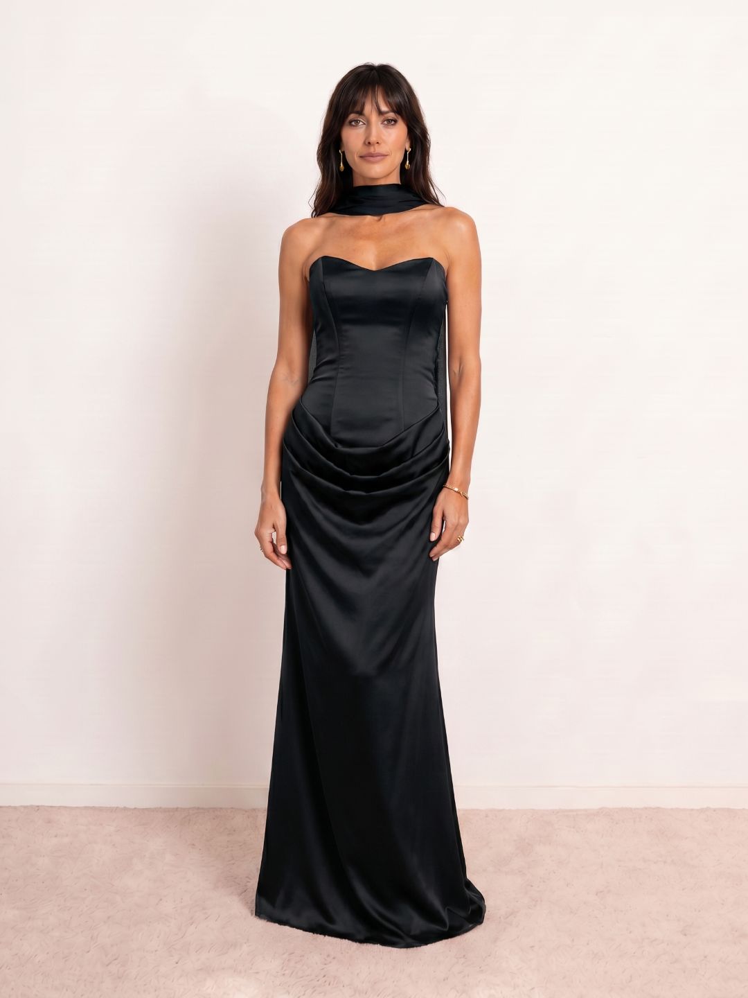 Vestido satinado drapeado escote corazón