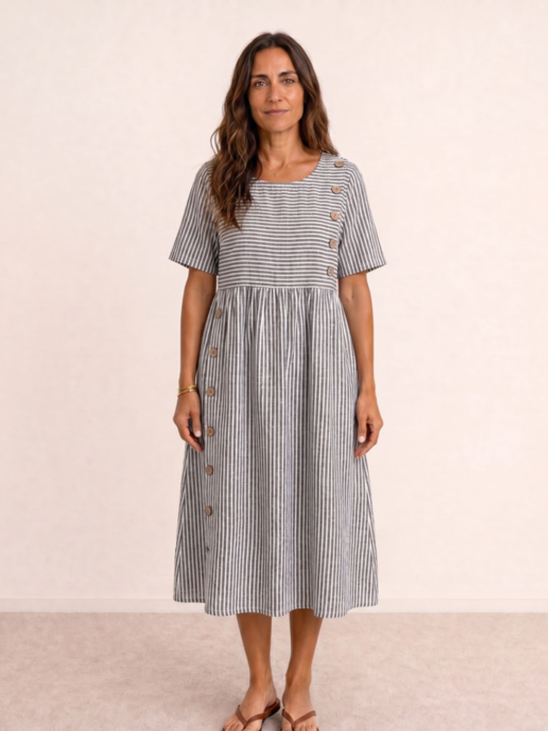 Vestido midi fluido con botones