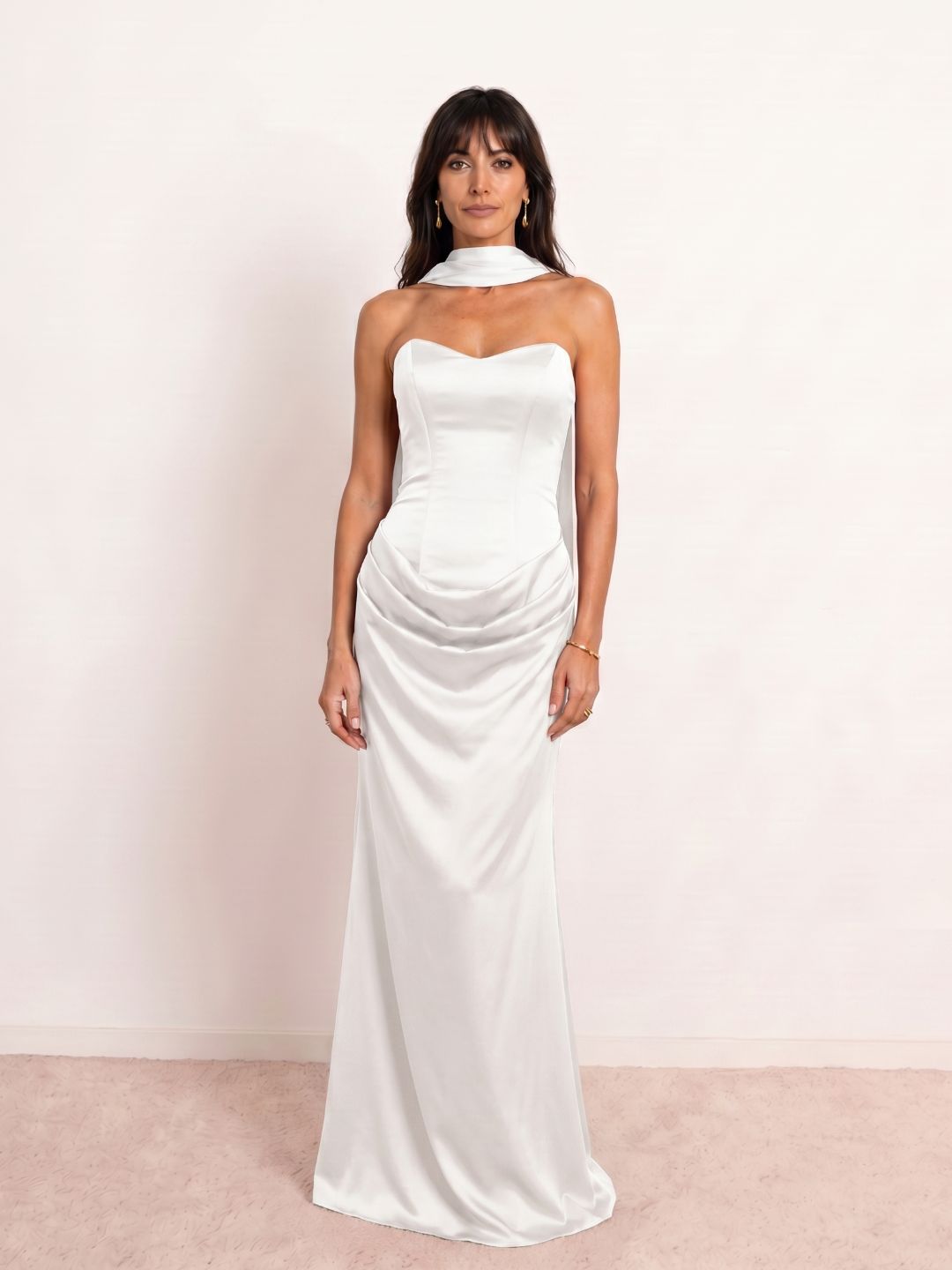 Vestido satinado drapeado escote corazón