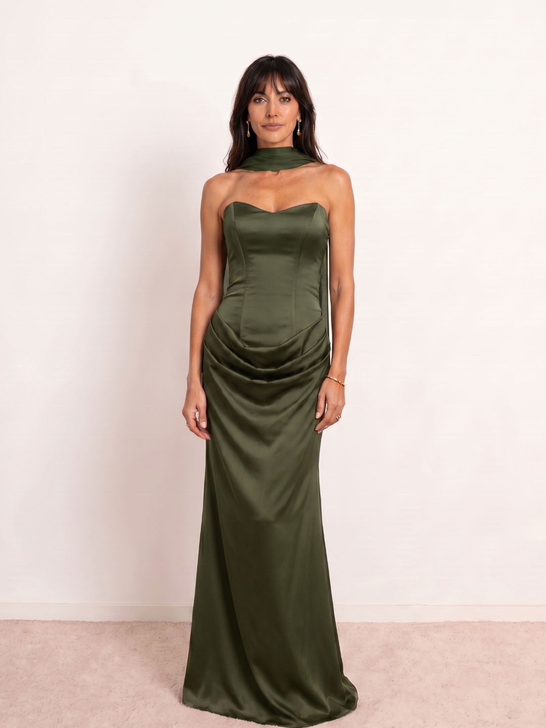 Vestido satinado drapeado escote corazón