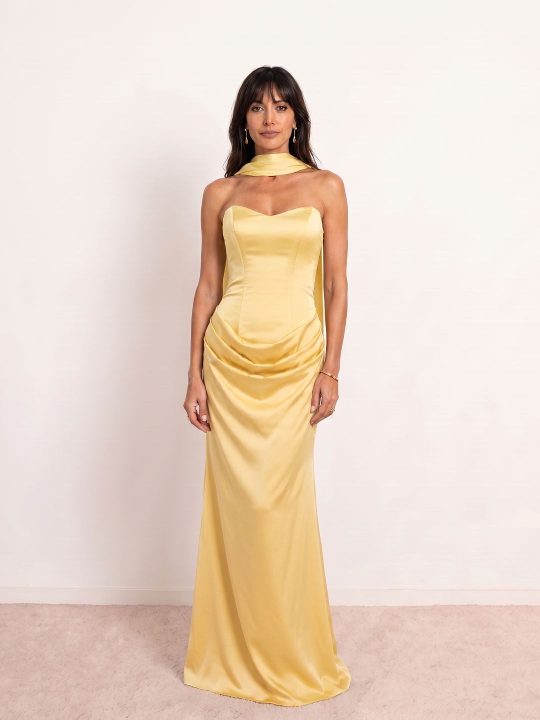 Vestido satinado drapeado escote corazón