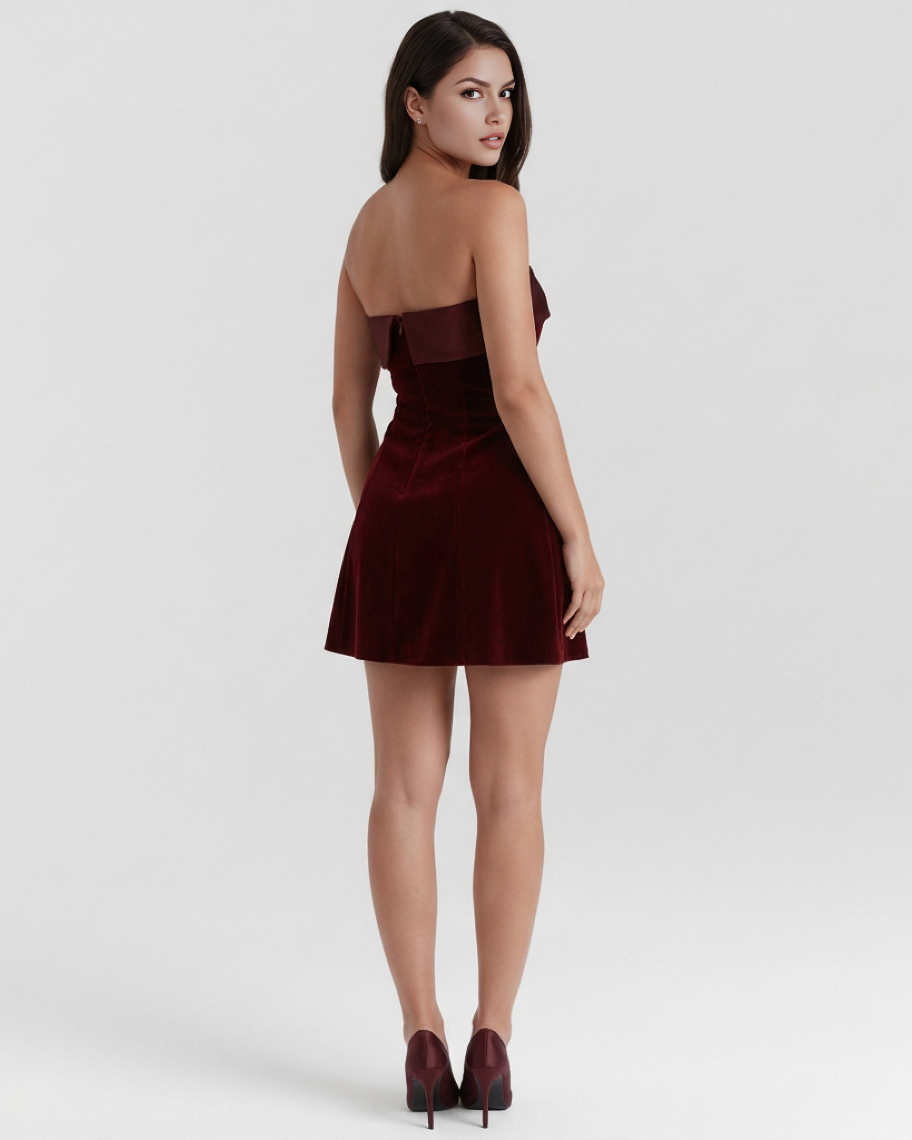 Vestido corto palabra de honor con acabado velvet