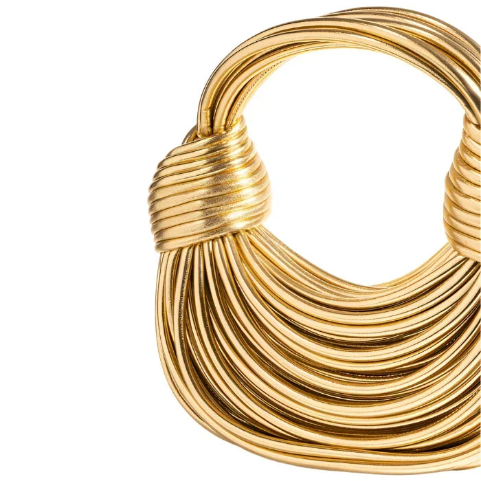 Bolso rígido dorado de diseño escultural