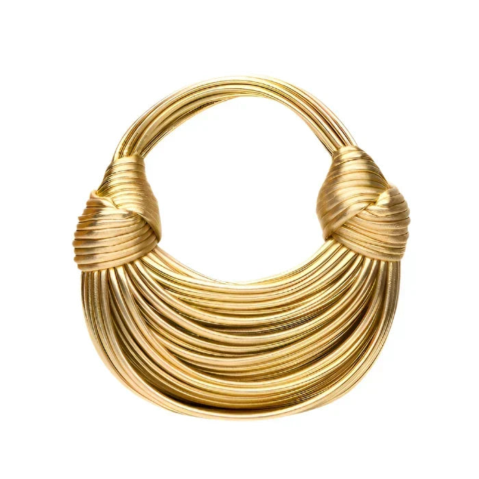 Bolso rígido dorado de diseño escultural