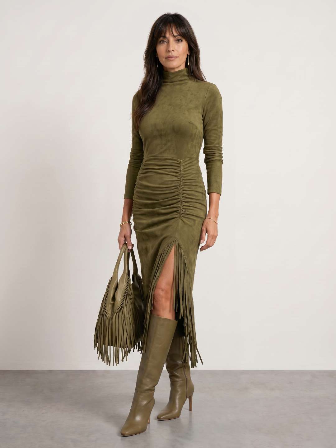Vestido cuello alto drapeado con flecos