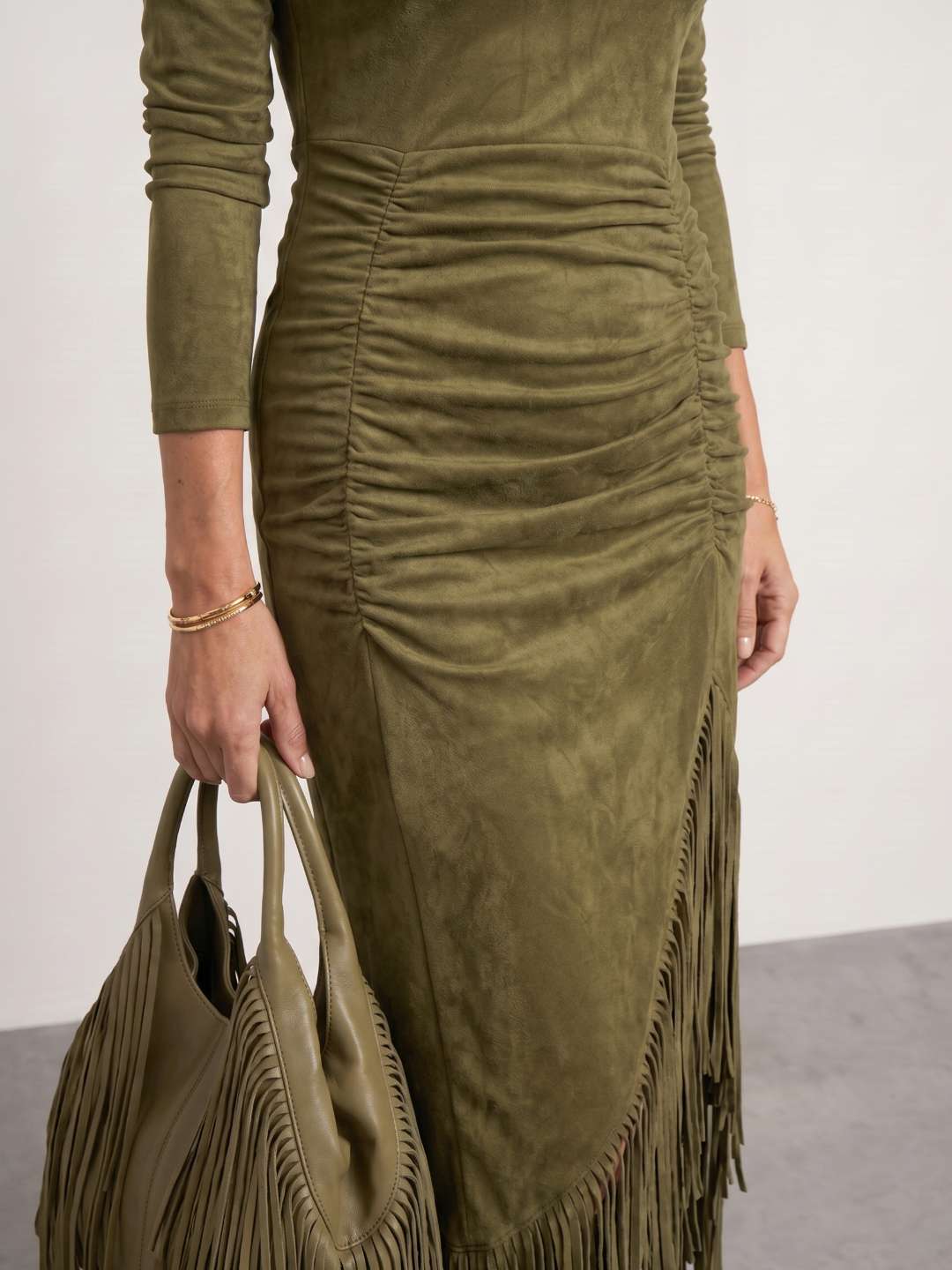 Vestido cuello alto drapeado con flecos