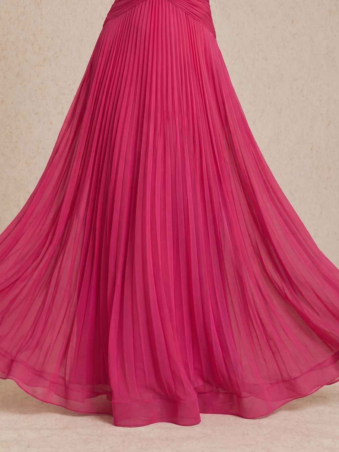 Vestido plisado con detalle nudo