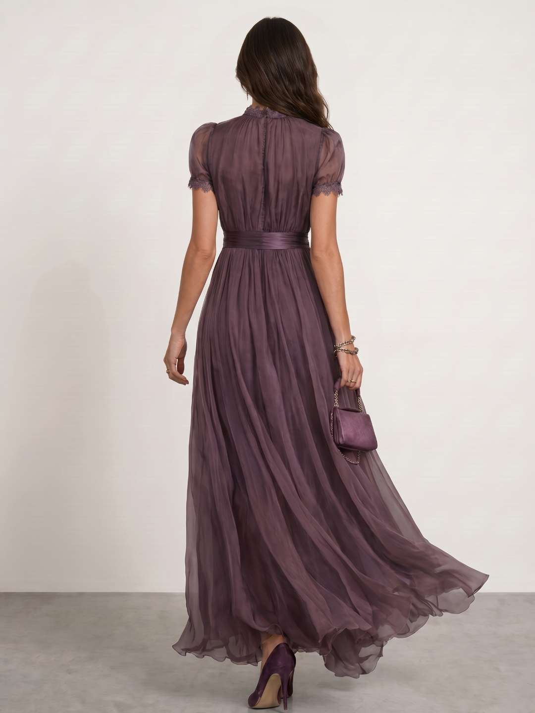 Vestido fluido con cuello de encaje