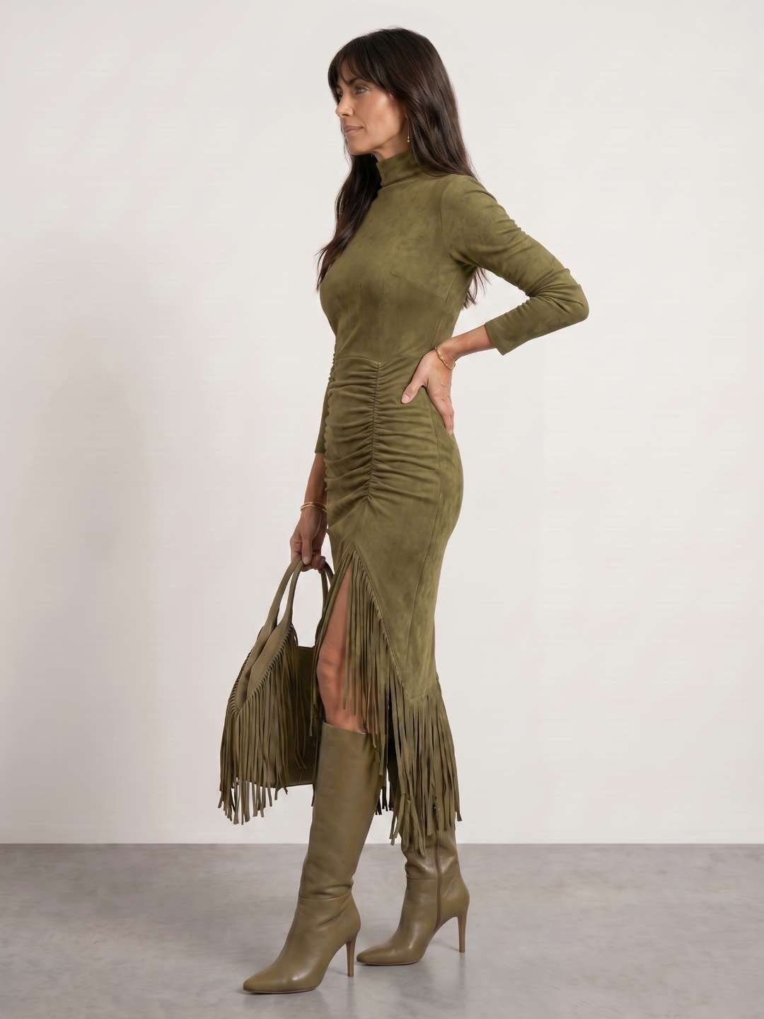 Vestido cuello alto drapeado con flecos