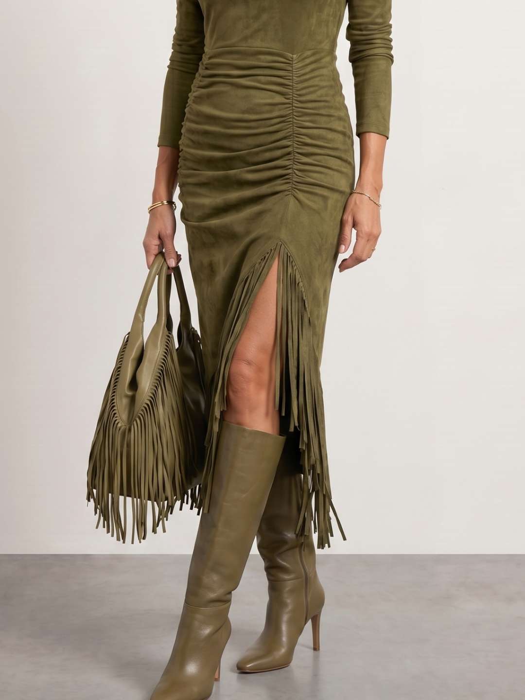Vestido cuello alto drapeado con flecos