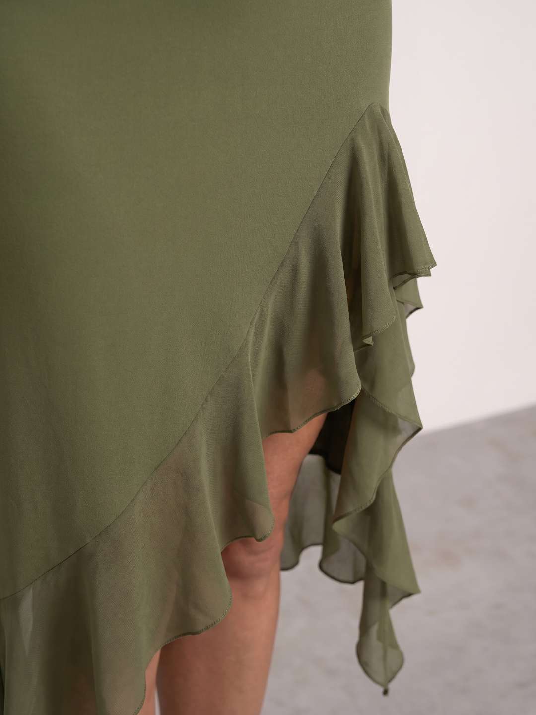 Vestido verde fruncido con volante
