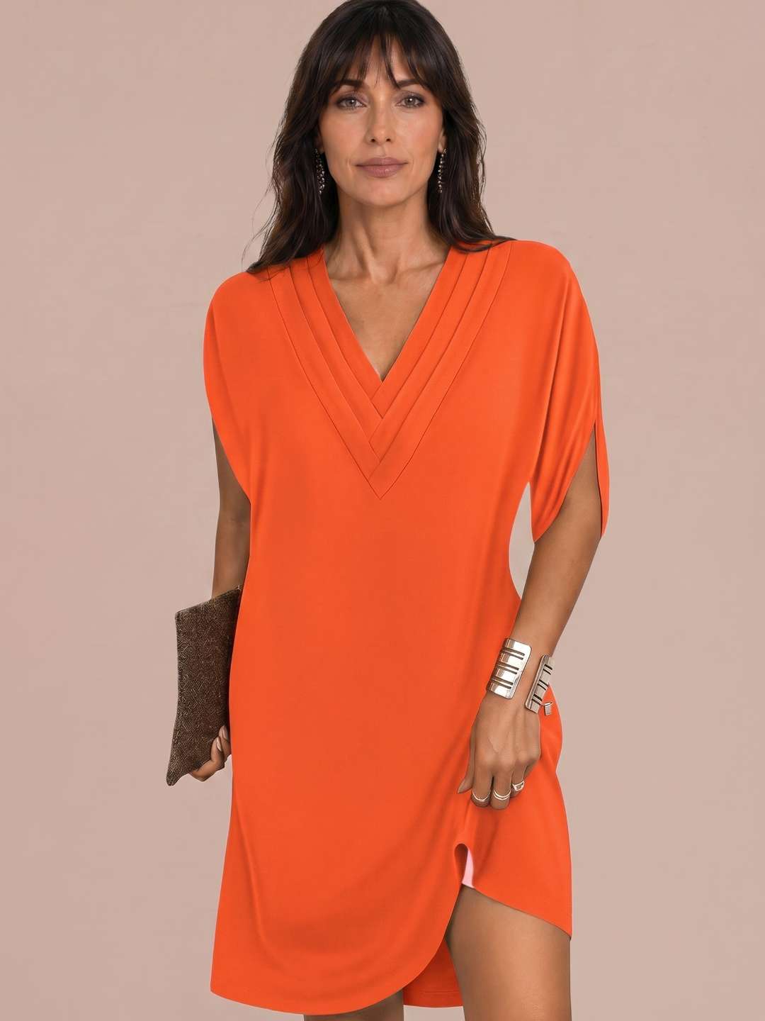 Vestido corto fluido con escote pico