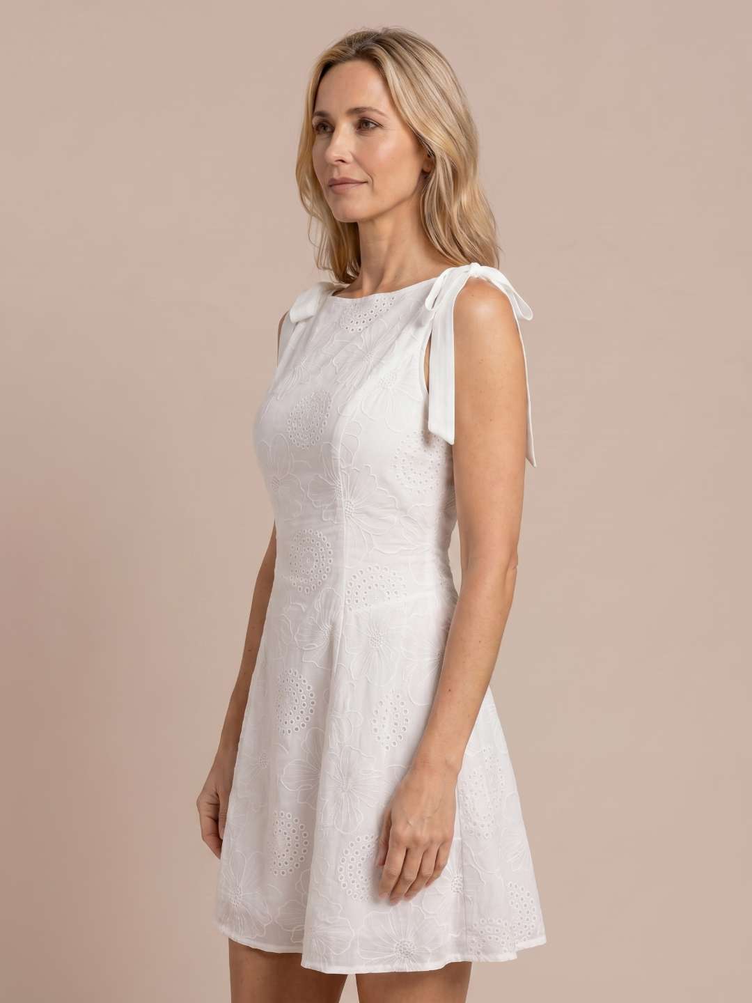 Vestido corto bordado con lazadas