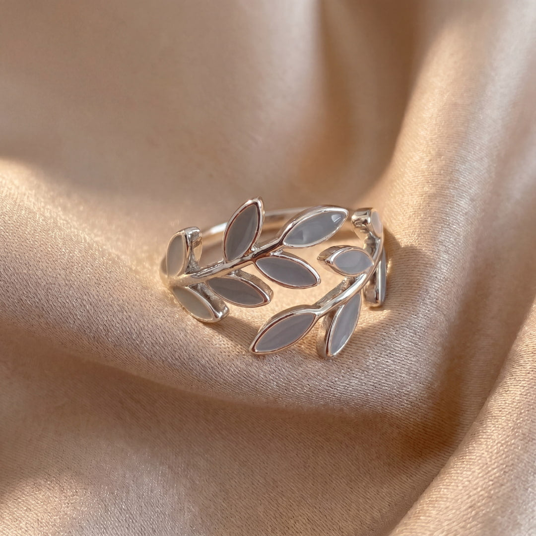 Anillo con Hoja y Ópalo Gris