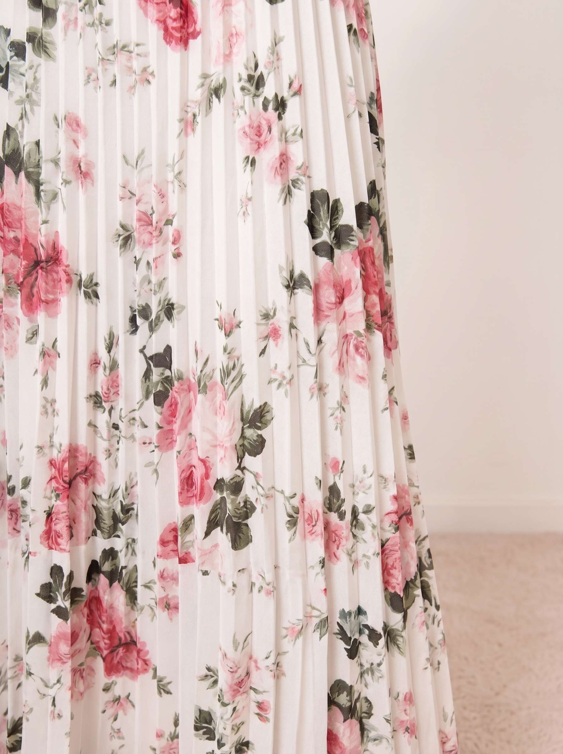 Vestido midi floral plisado con volantes
