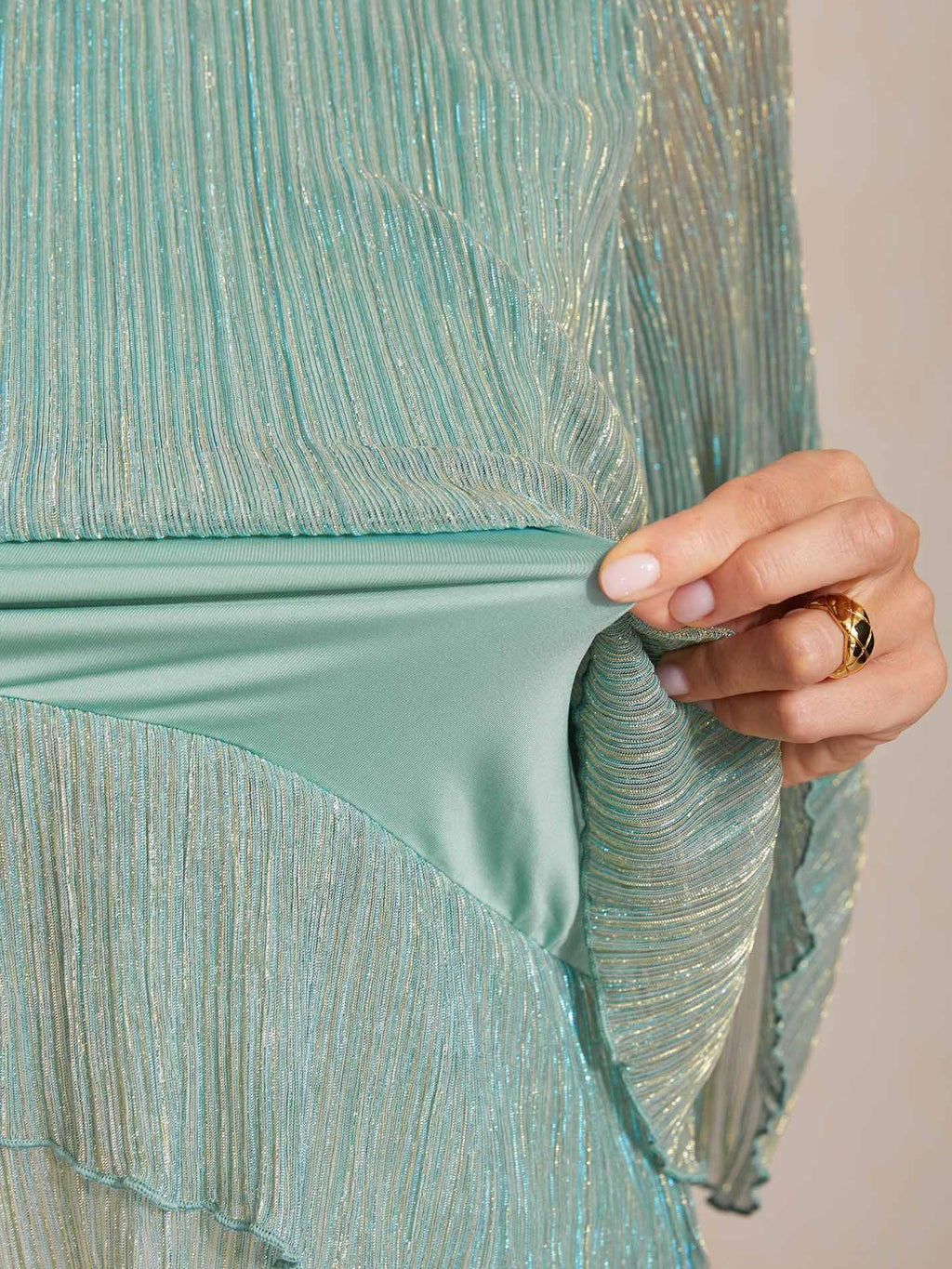 Blusa asimétrica de gasa plisada metalizada con capas - Nhaura