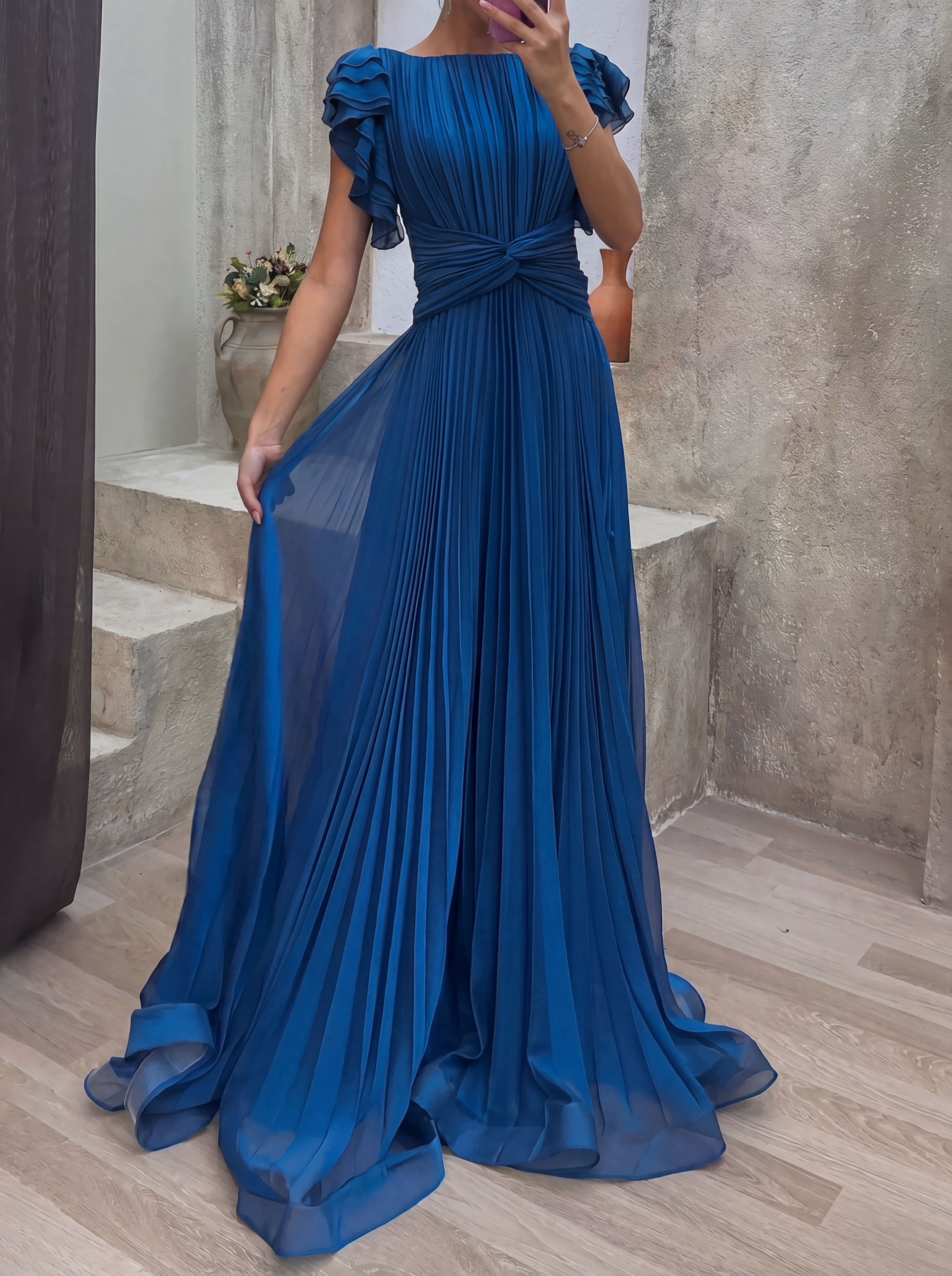 Vestido plisado con detalle nudo