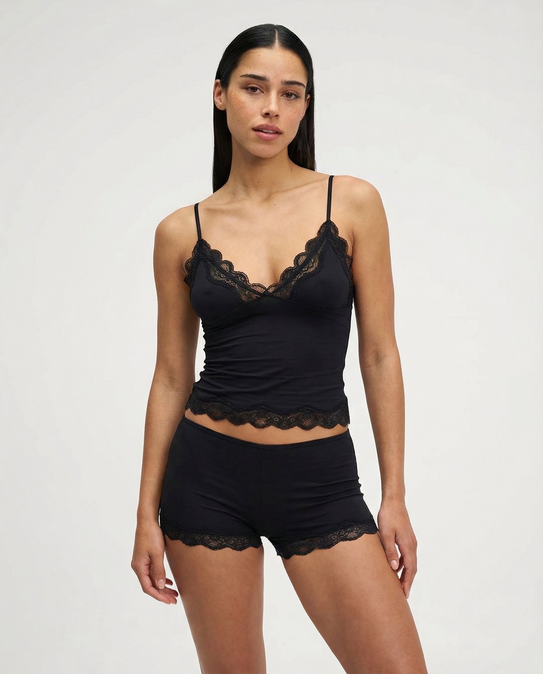 Conjunto lencero suave con encaje