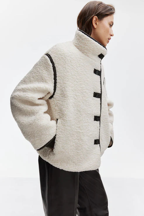 Chaqueta de lana con detalles negros