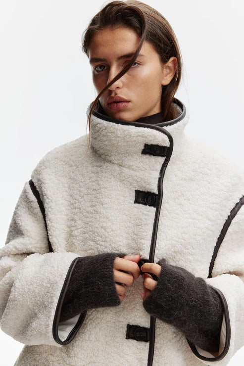 Chaqueta de lana con detalles negros