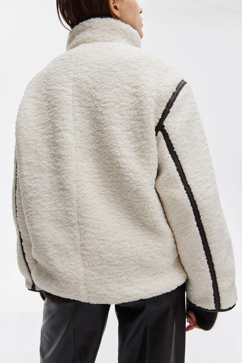 Chaqueta de lana con detalles negros