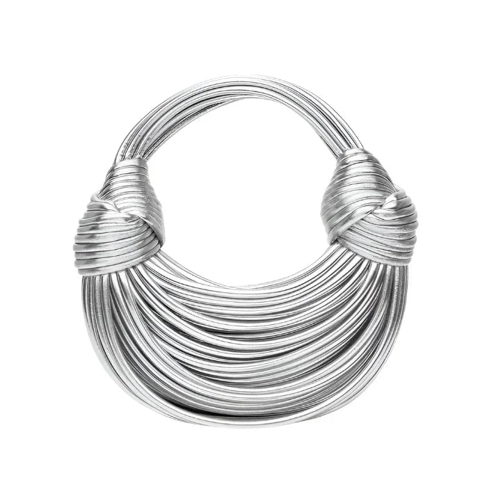 Bolso rígido dorado de diseño escultural