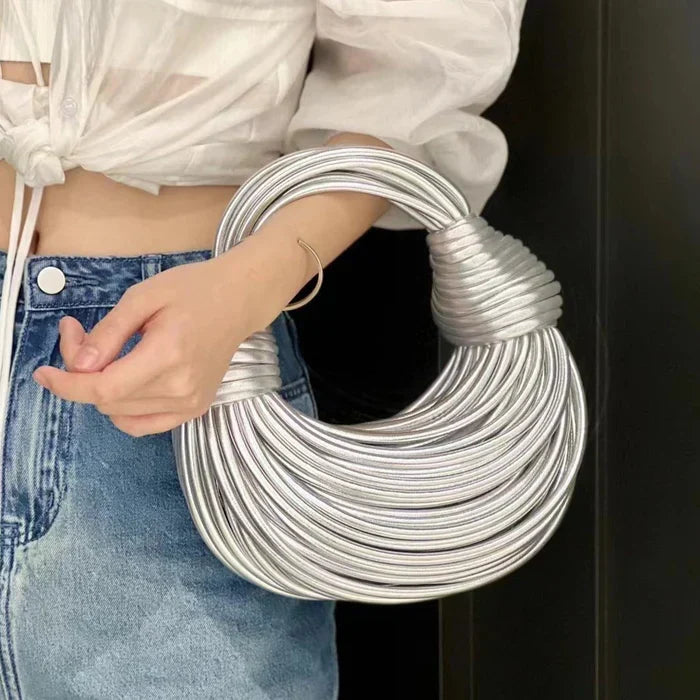 Bolso rígido dorado de diseño escultural