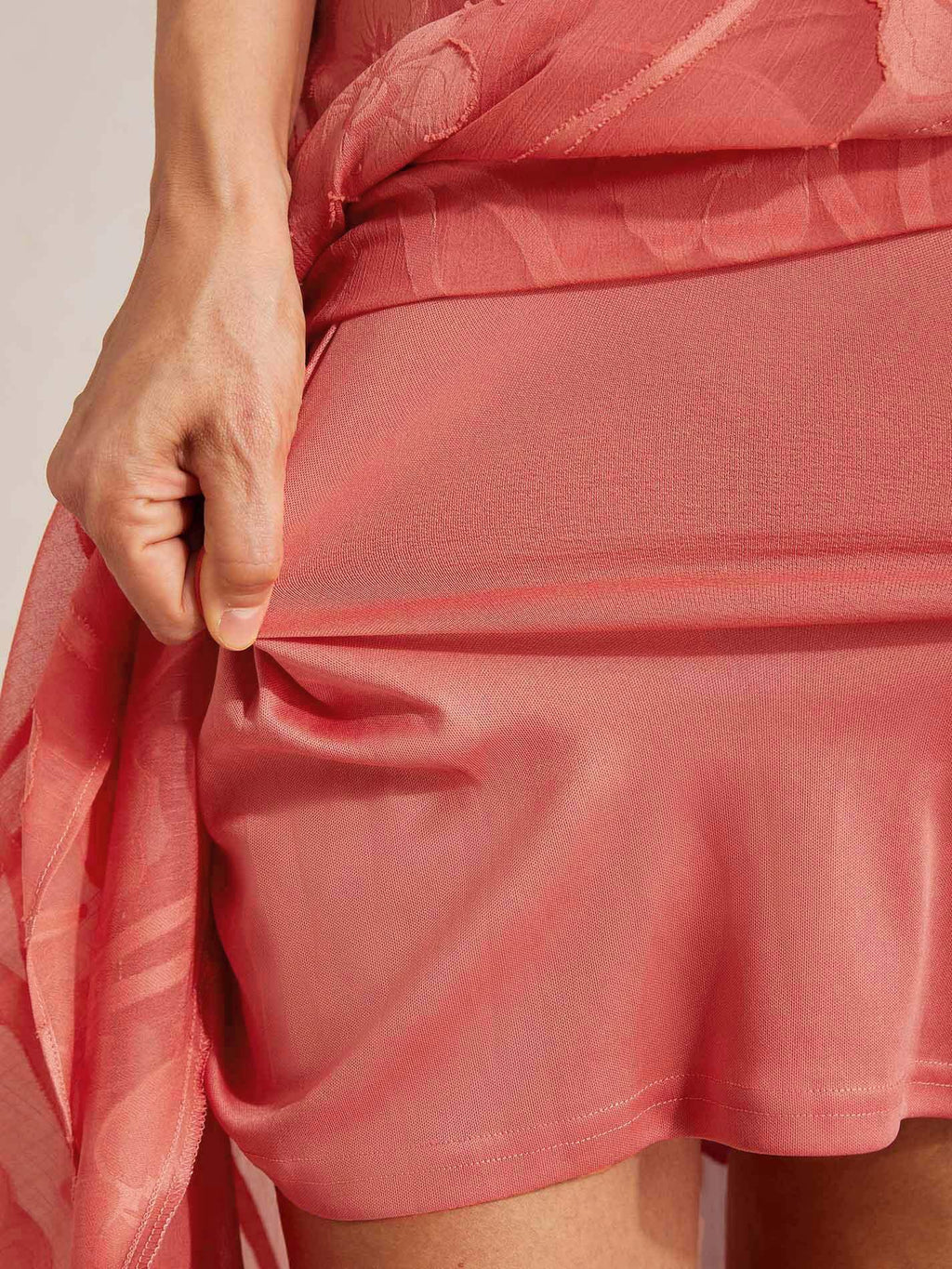 Vestido de noche sin mangas de gasa floral con bajo asimétrico - Nhaura