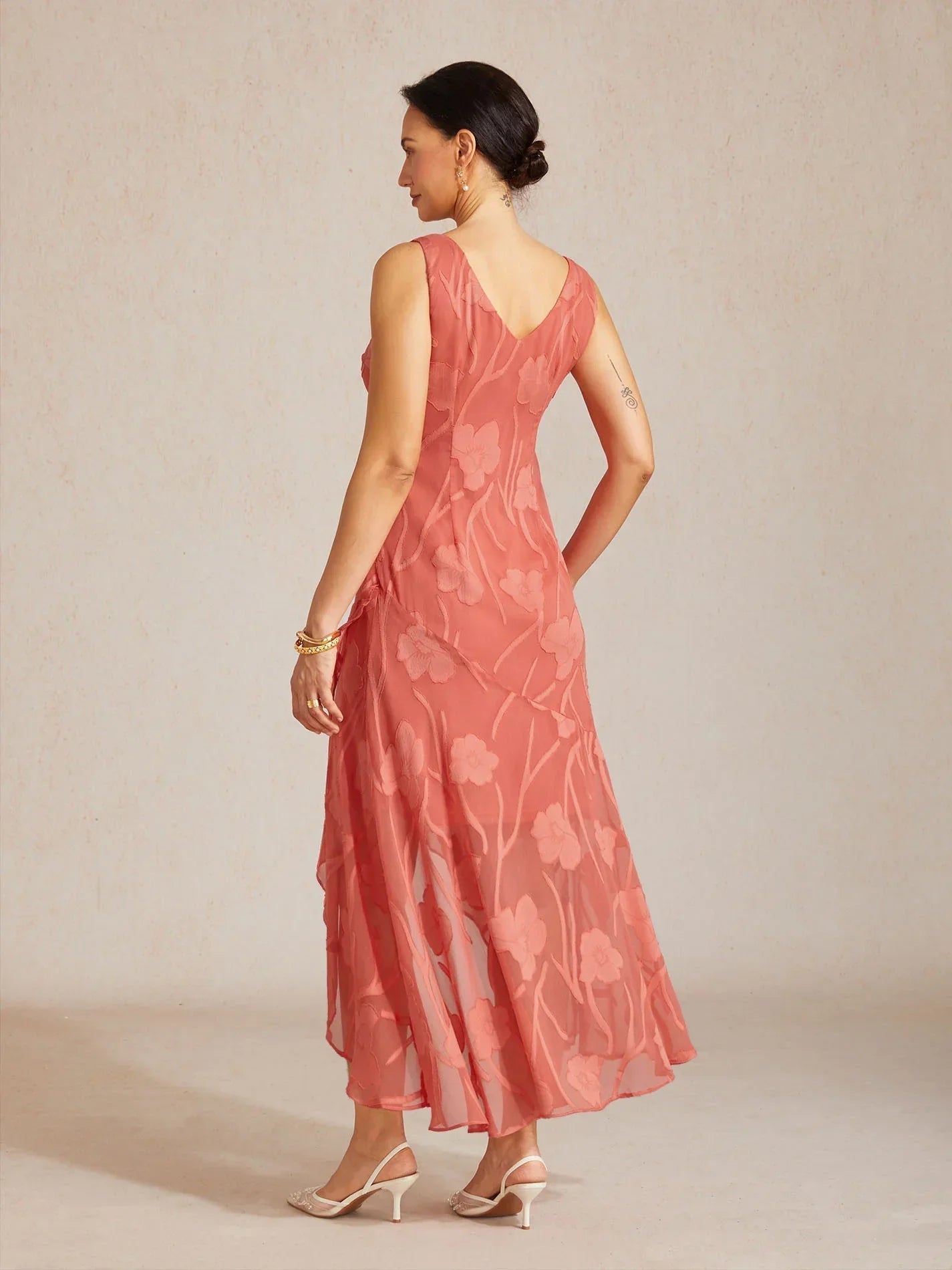 Vestido de noche sin mangas de gasa floral con bajo asimétrico - Nhaura