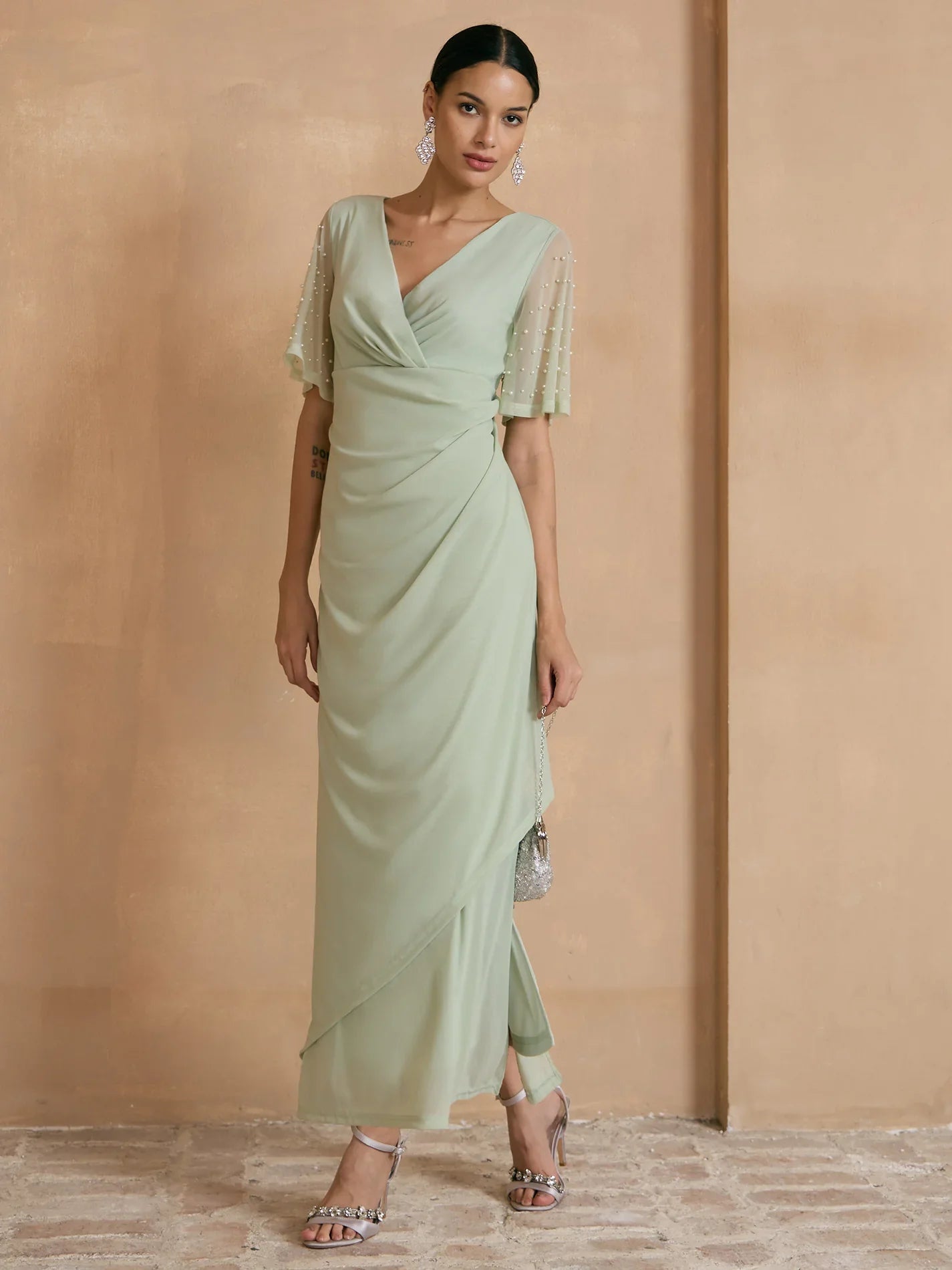 Vestido formal elegante con mangas fluidas adornadas - Nhaura
