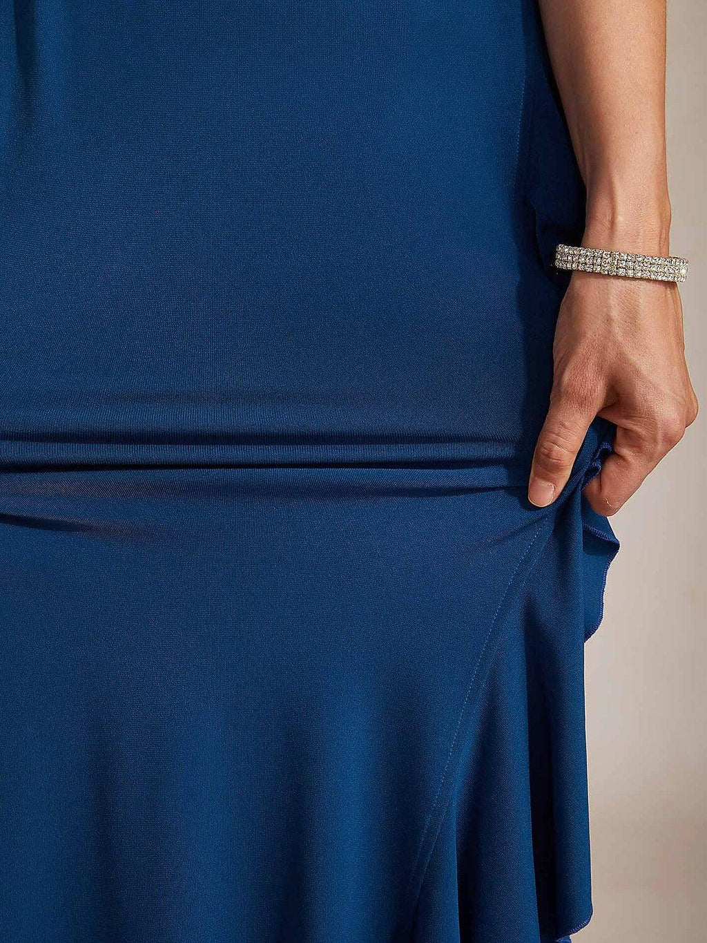 Vestido largo evasé con cuello barco, volantes y detalle de strass en el cuello - Nhaura