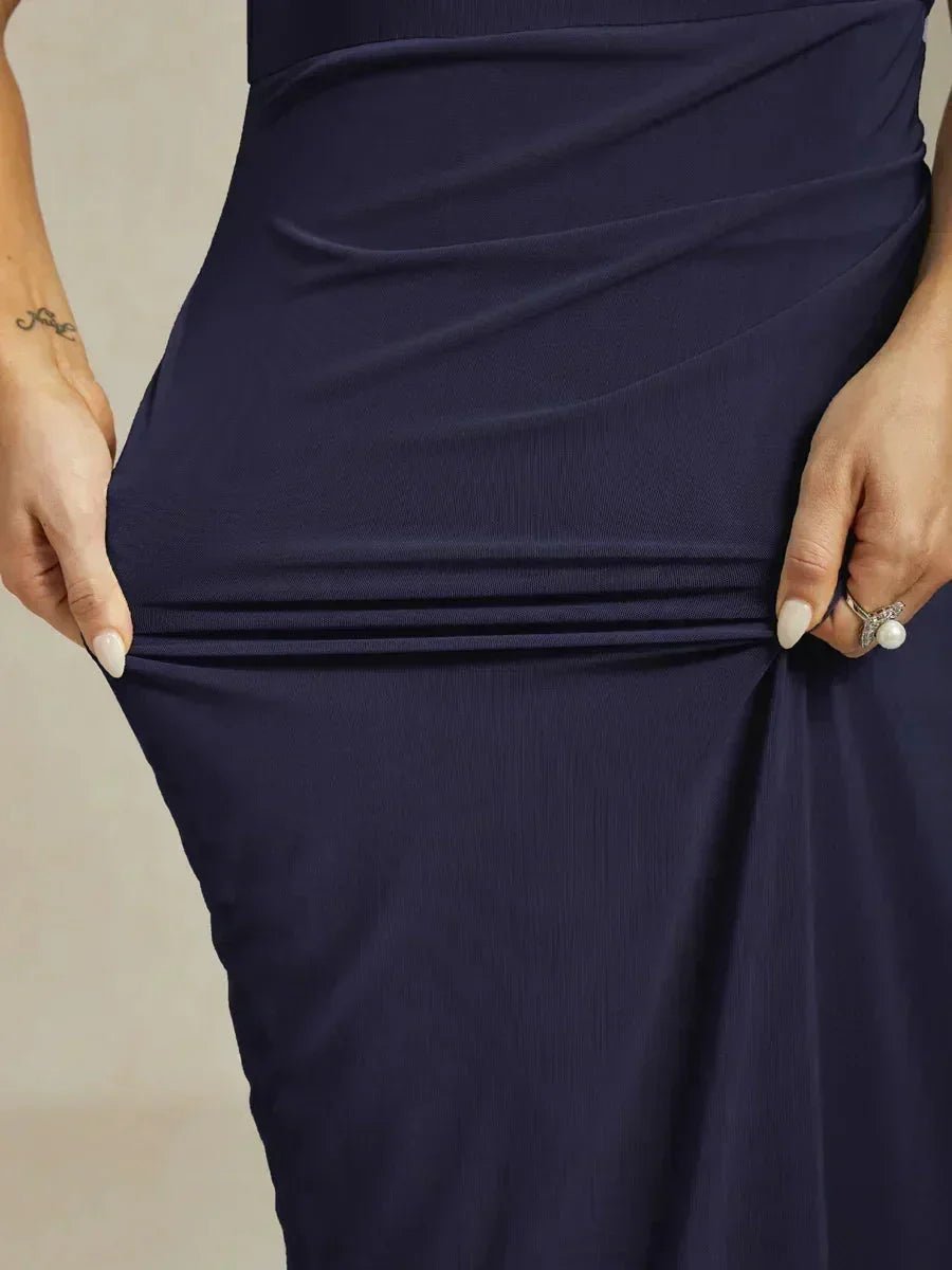 Vestido largo halter elegante con pedrería y detalle de volante - Nhaura