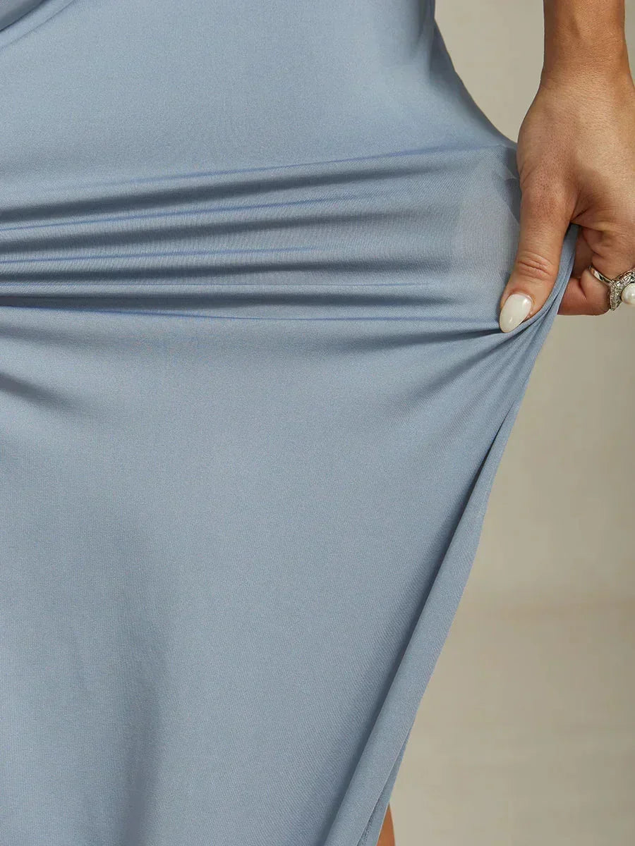 Vestido largo halter elegante con pedrería y detalle de volante - Nhaura