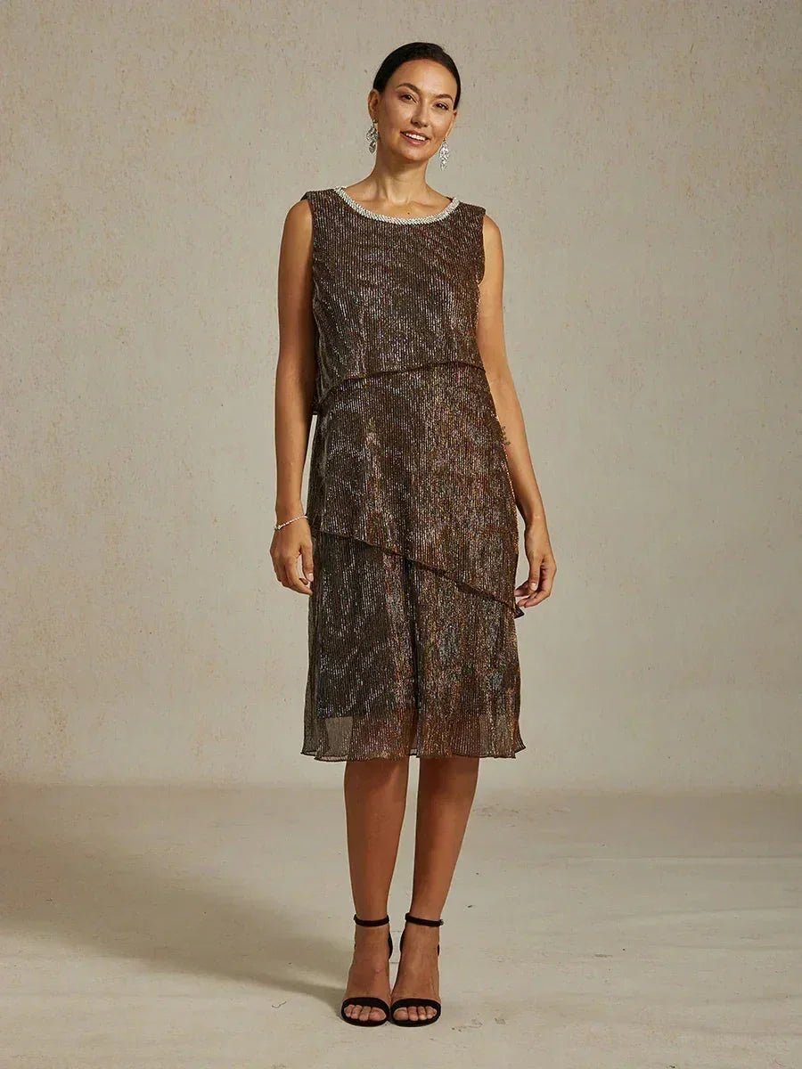 Vestido midi de gasa plisada metalizada con cuello redondo de pedrería - Nhaura